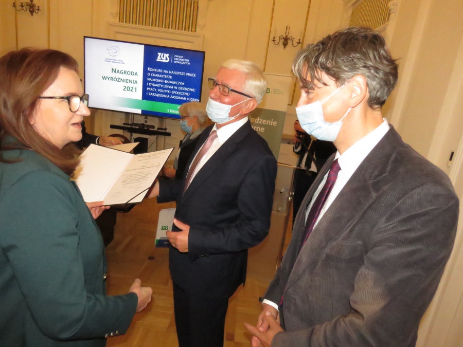 Prof. dr hab. Zenon Wiśniewski i dr hab. Michał Moszyński, prof. UMK odbierający nagrodę. 