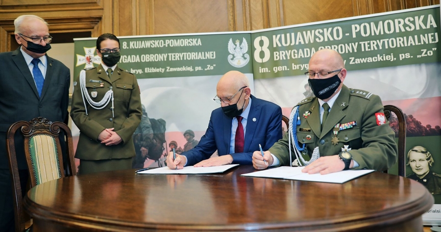 Porozumienie sygnowali JM rektor UMK prof. dr hab. Andrzej Sokala oraz płk Krzysztof Stańczyk, dowódca 8. K-P Brygady Obrony Terytorialnej