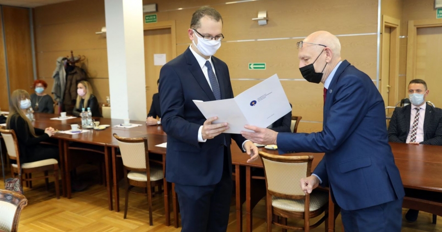 Nominację z rąk JM rektora prof. Andrzeja Sokali odbiera dr hab. Grzegorz Bobiński, prof. UMK