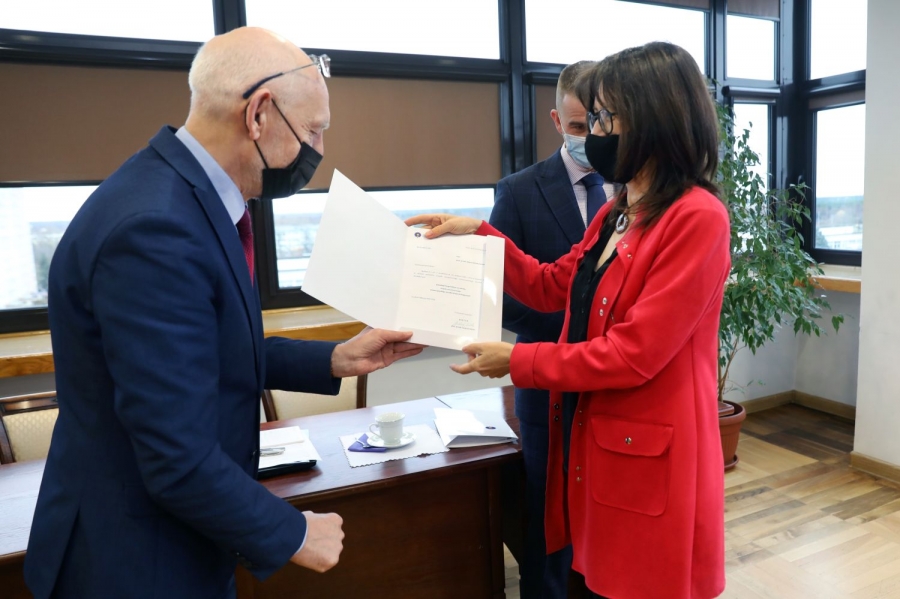 Nominację z rąk JM rektora prof. Andrzeja Sokali odbiera  prof. dr hab. Aldona Glińska-Neweś