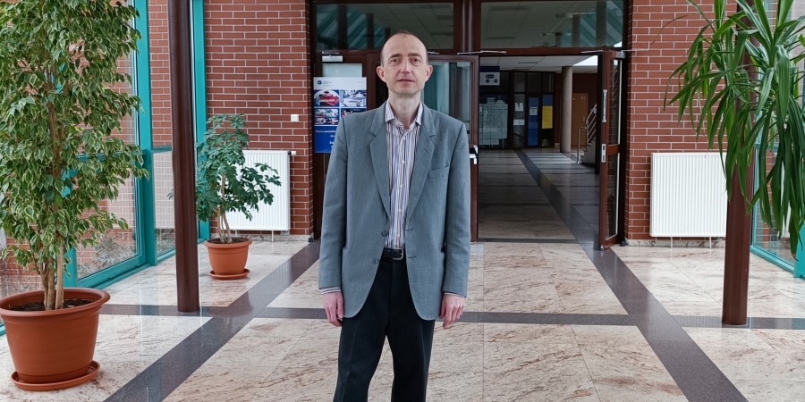 prof. dr hab. Piotr Fiszeder - postać na zdjęciu