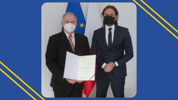Prof Jan Styczyński przyjmuje nominację od wiceministra 
