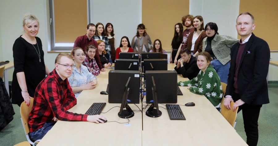 Dr hab. Małgorzata Kowalska-Chrzanowska, prof. UMK i dr Przemysław Krysiński ze studentami architektury informacji