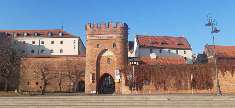 na zdjęciu brama na toruńskiej starówce