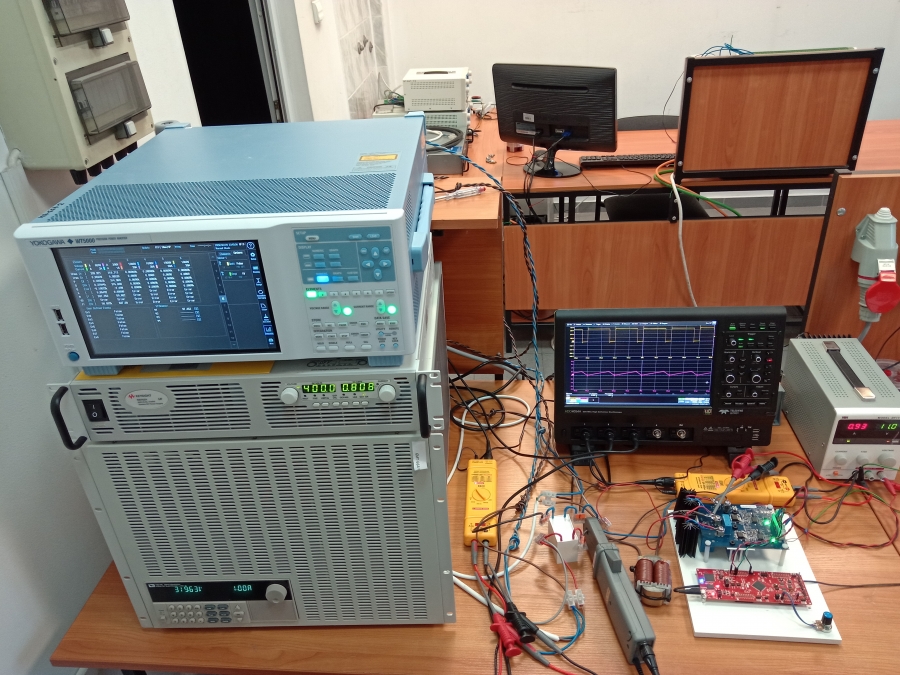 Stanowisko do badań przekształtników energoelektronicznych w Laboratorium Przekształtników i Napędów Elektrycznych Instytutu Nauk Technicznych UMK.