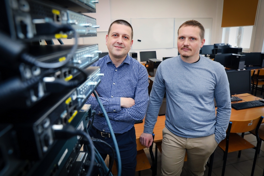 Dwie stojące osoby dr hab. Piotr Masłowski, prof. UMK, i dr hab. Mariusz Piwiński, prof. UMK