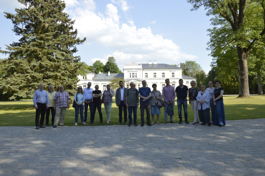 Uczestnicy konferencji przez siedzibą Muzeum Rolnictwa w Ciechanowcu 