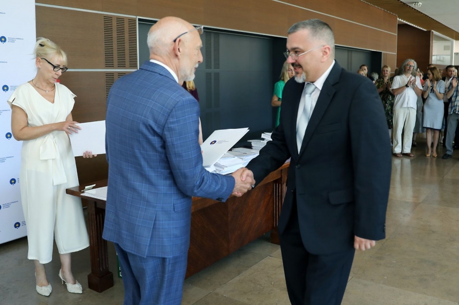 Dr Marcin Gawroński z Instytut Astronomii odbiera nagrodę z rąk JM Rektora prof. dr. hab. Andrzeja Sokali
