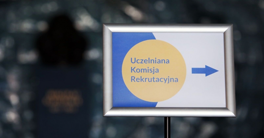 Tabliczka ze strzałką w prawą stronę i napisem Uczelniana Komisja Rekrutacyjna