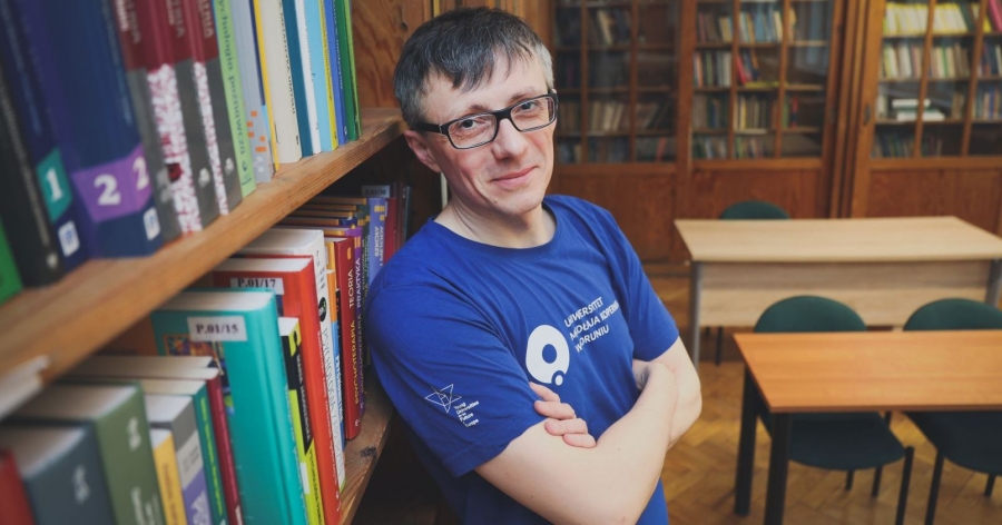 Dr Adrian Wójcik z Katedry Psychologii Społecznej i Środowiskowej UMK