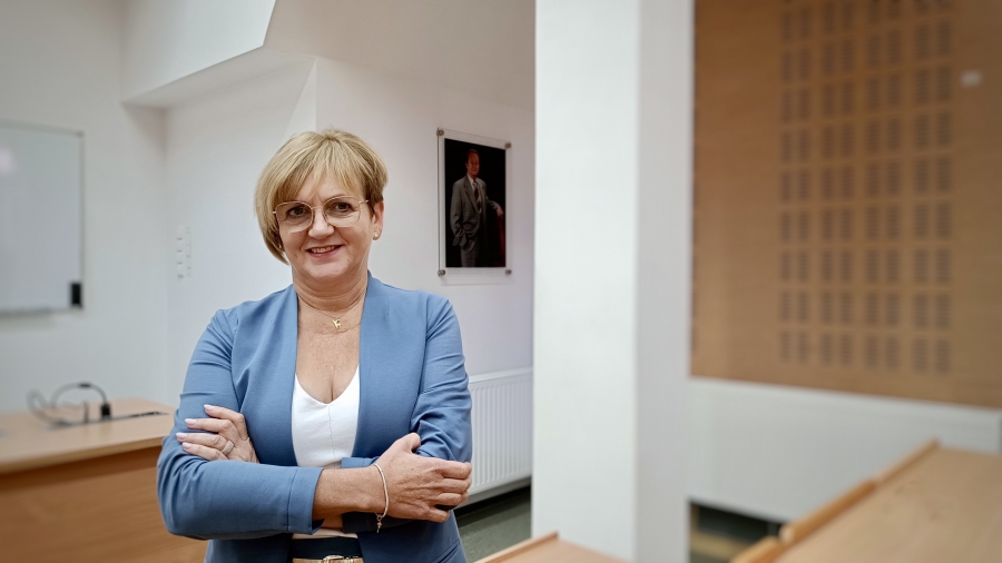 prof. dr hab. Magdalena Osińska, w tle sala wykładowa. 