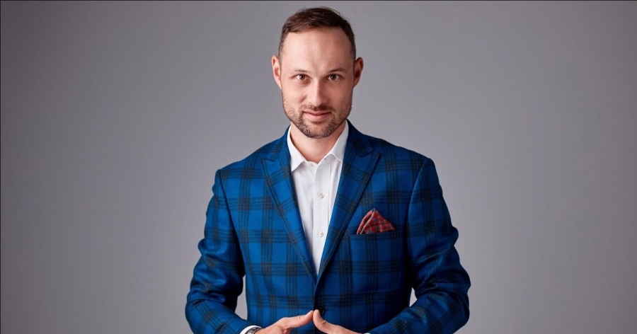 Zdjęcie portretowe mężczyzny w niebieskiej marynarce