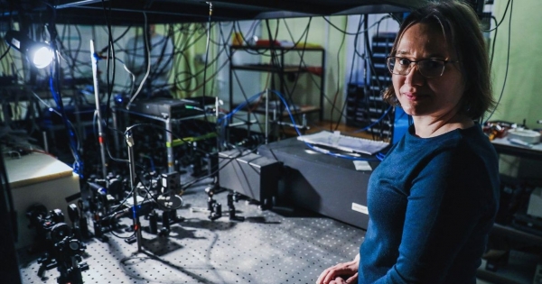 Dr Katarzyna Bielska from the Department of Atomic, Molecular and Optical Physics, NCU