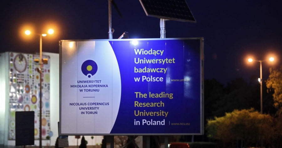 Tablica informacyjna z logo Uniwersytetu i napisem 
