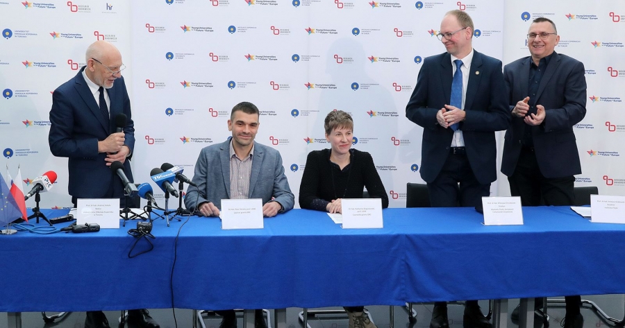 Pierwsi na UMK laureaci grantów ERC prof. Katharina Boguslawski i prof. Piotr Wcisło odebrali gratulacje od rektora UMK prof. Andrzeja Sokali, dziekana WFAiIS prof. Winicjusza Drozdowskiego i dyrektora Instytutu Fizyki prof. Ireneusza Grabowskiego