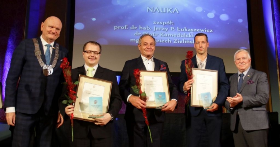 Prezydent Torunia Michał Zaleski i zastępca prezydenta Zbigniew Fiderewicz z laureatami nagrody podczas gali w Dworze Artusa