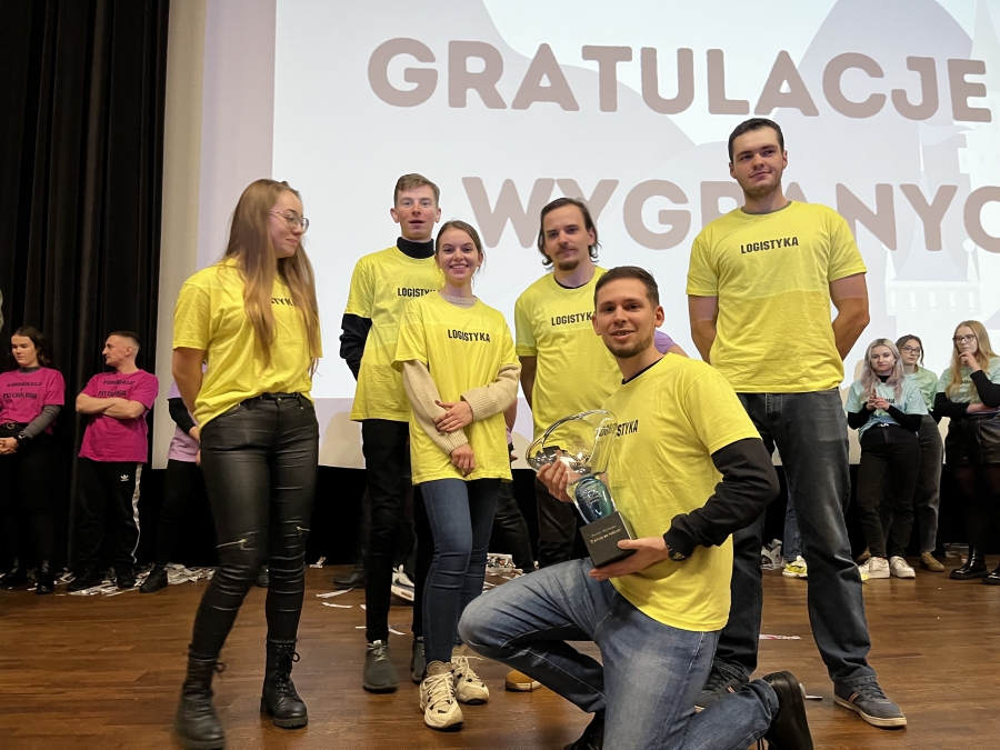 6 osób w żółtych koszulkach z napisem 