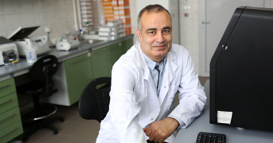 Prof. dr hab. Chandra S. Pareek podczas pracy w laboratorium