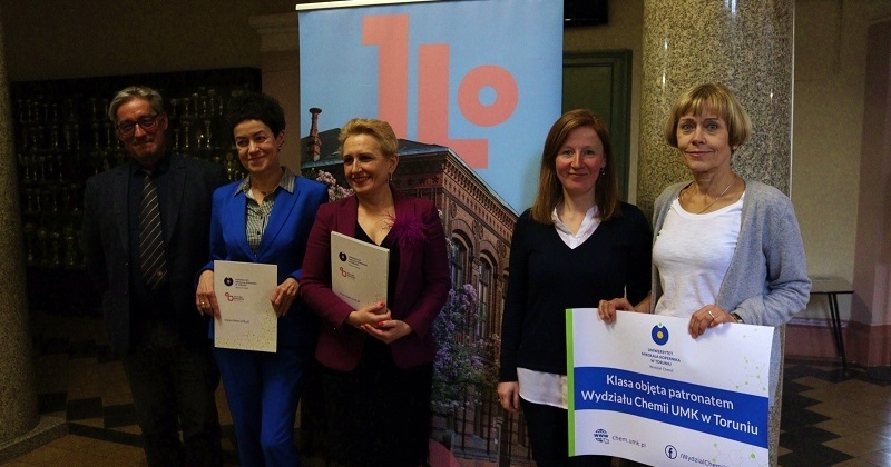 Od lewej dr hab. Marek Wiśniewski, prof. UMK, mgr Aleksandra Majkowska - dyrektor I LO, prof. dr hab. Iwona Łakomska - dziekan Wydziału Chemii UMK, dr hab. Sylwia Studzińska, prof. UMK, mgr Grażyna Winnicka - nauczycielka chemii w I LO w Grudziądzu