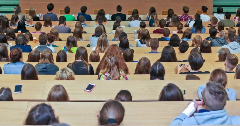 Studenci w audytorium na wykładzie