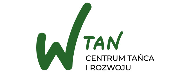 na zdjęciu goście na sali weselnej siedzący przy stole