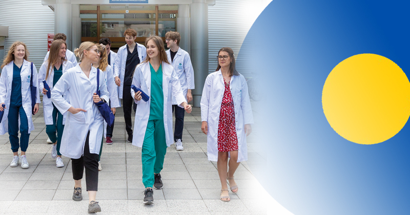 studenci Collegium Medicum UMK przed budynkiem 