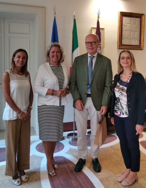 In the photo: dr. Aranka Ignasiak-Szulc with the Rector of the University of Macerata, prof. John McCourt, Dean of the Faculty of Economics and Law, prof. Elena Cedrola and the Coordinator of the triple diploma program, prof. Nicoletta Marinelli.