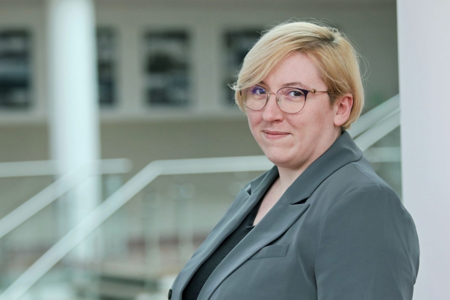 Zdjęcie portretowe kobiety w krótkich blond włosach i okularach. 