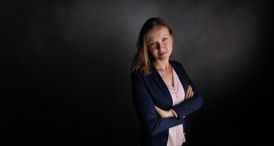 Zdjęcie portretowe młodej kobiety, około 35 lat. 
