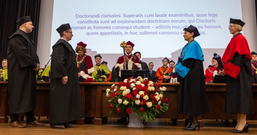 Od lewej: Profesor Halina Kaczmarek i pierwszy zastępca rektora prof. dr hab. Wojciech Wysota, prorektor ds. nauki