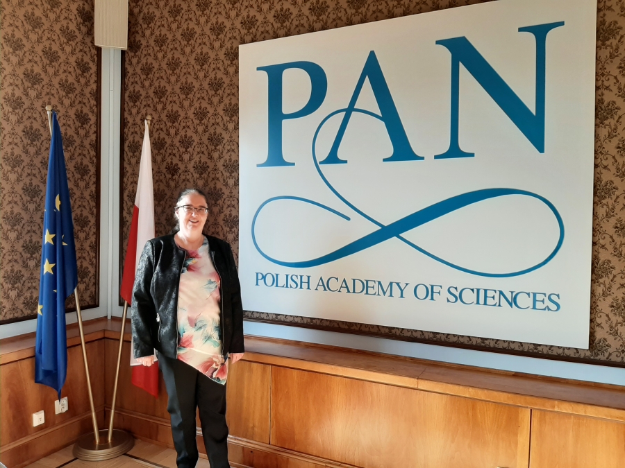 Prof. dr hab. Danuta Dziawgo  na tle wielkiego napisu 