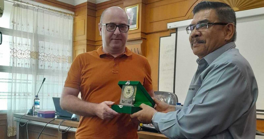 Prof. dr Harwandi, Dziekan Wydziału Humanistycznego UNAND wręcza pamiątkowy medal prof. Marcinowi Lisieckiemu