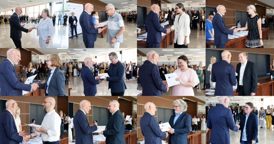 Po lewej stronie stoi JM Rektor z teczką, a w jego stronę idzie mężczyzna w garniturze. W tle widać grupę stojących osób