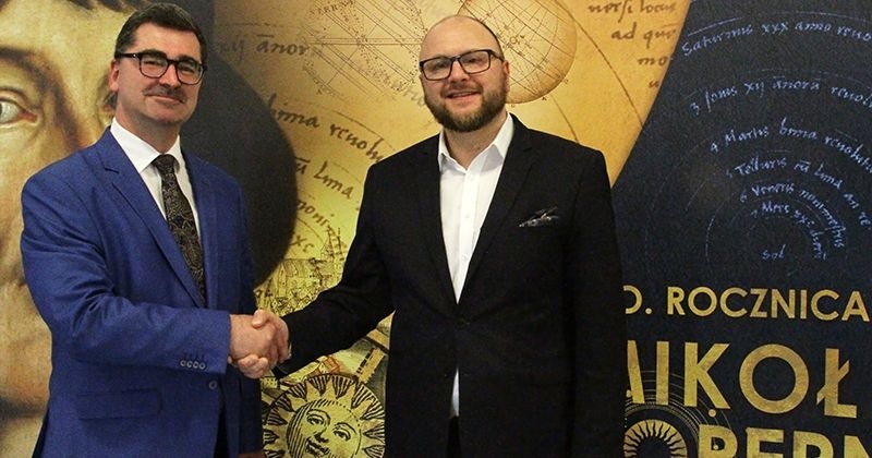 Dr hab. Michał Białkowski, prof. UMK z Pawłem Gulewskim, prezydentem Torunia
