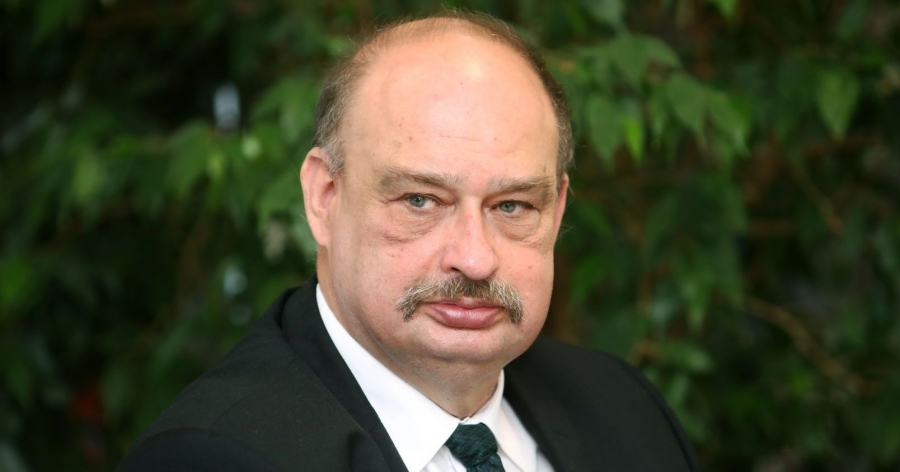 Zdjęcie portretowe prof. Polaka na tle zieleni