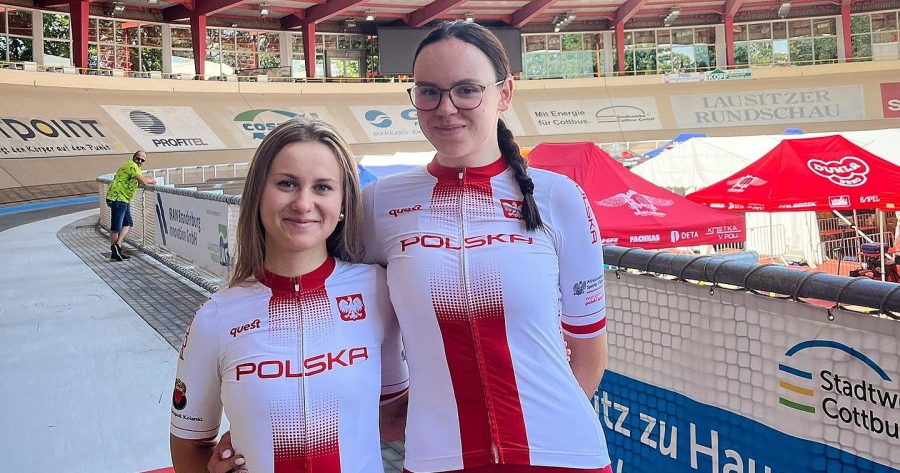 Dwie dziewczyny w strojach reprezentacyjnych pozują do zdjęcia na torze kolarskim z Cottbus w Niemczech