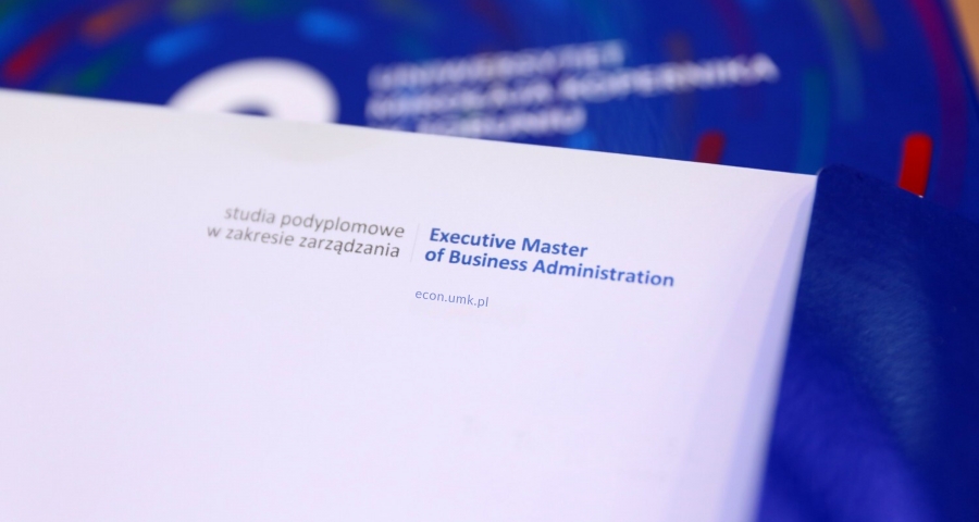 Papier firmowy Wydziału Nauk Ekonomicznych i Zarządzania z logo AACSB i AMBA oraz adresem strony internetowej wydziału