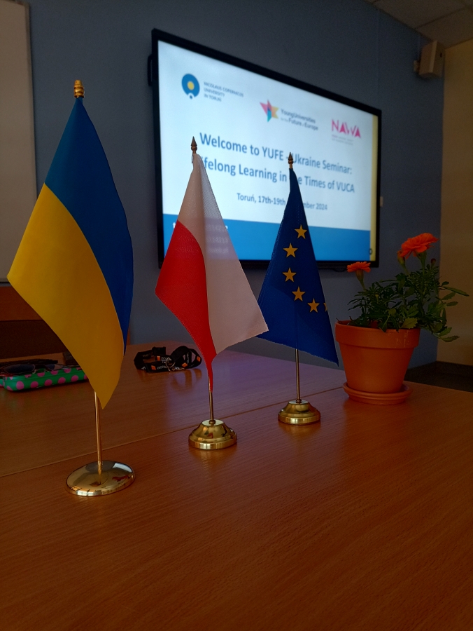Trzy flagi, ukraińska, polska i unii europejskiej. W tle ekran powitalny.