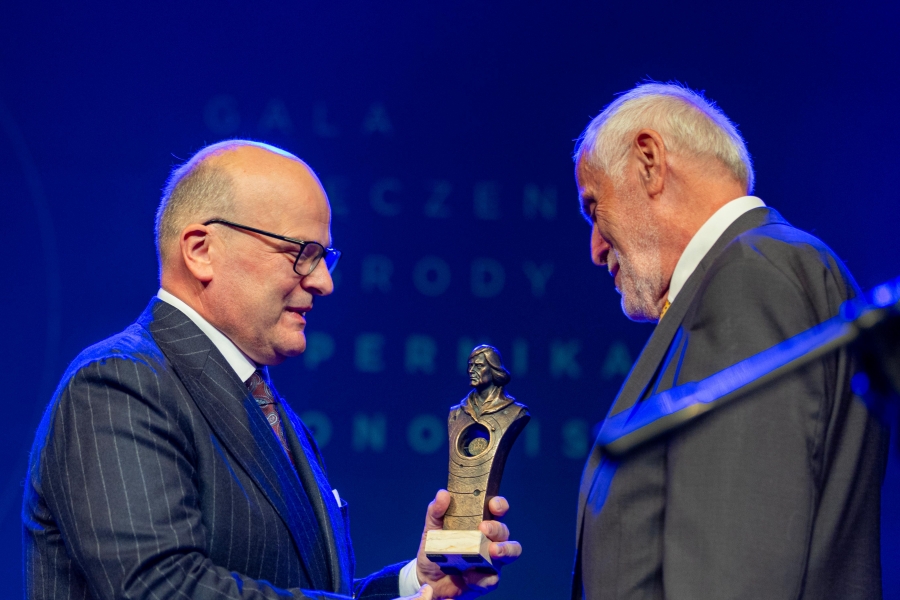 Dwóch mężczyzn, jeden odbiera nagrodę