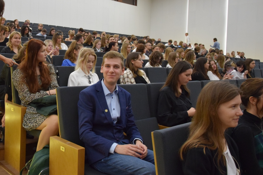 Grupa studentów siedząca na auli UMK