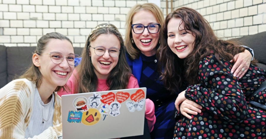 Members of the Student Oratory Help Desk: Weronika Retel, Angela Zamorska, Agata Ratajczak and coordinator Dr habil. Elżbieta Kruszyńska, NCU Professor