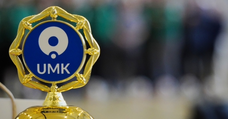 Puchar z logo Uniwersytetu Mikołaja Kopernika w Toruniu.