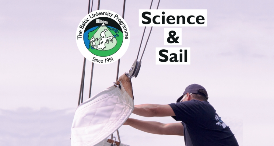 Żeglarz trzymający żagiel, w tle niebo. Logo the Baltic University Programme (kula ziemska z podświetlonym fragmentem z państwami bałtyckimi). Napis Science and Sail.