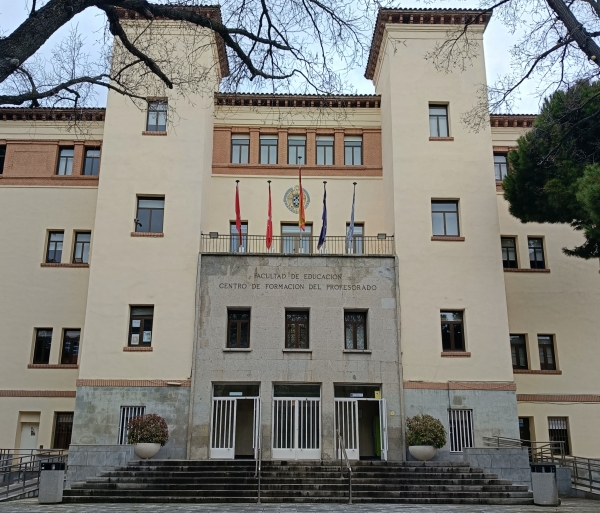 Duży budynek z jasną elewacją. Nad wejściem do budynku godło uniwersyteckie i napis: Facultad de Educación Centro de Formación del Profesorado.