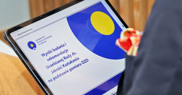 Ekran tabletu, na którym widnieje napis: wyniki badania i rekomendacje Uczelnianej Rady ds. Jakości Kształcenia na podstawie pomiaru OZD