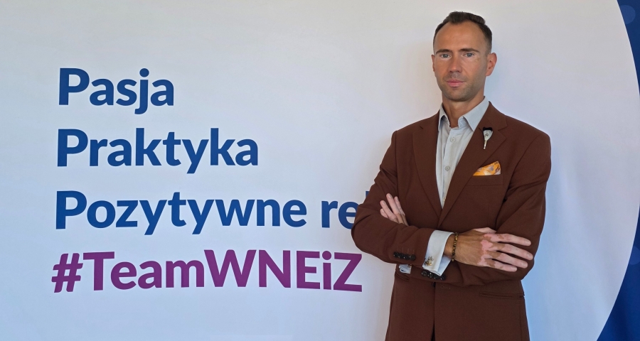 mężczyzna stojący na tle napisu: 