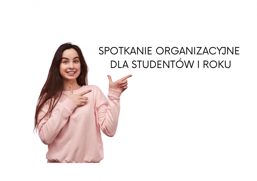 Uśmiechnięta młoda osoba w różowej bluzie wskazuje obiema rękami na napis: Spotkanie organizacyjne dla studentów I roku.