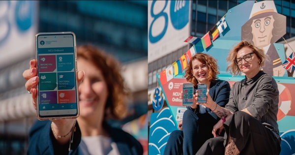Kolaż dwóch zdjęć: na pierwszym widać ekran telefonu z włączoną aplikacją, na drugim dwie osoby siedzą przed rektoratem, również z telefonami z włączoną aplikacją