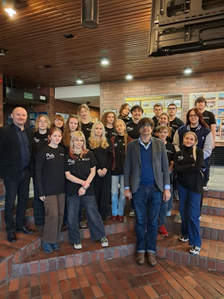 Students and workshop leaders standing in the hall of the astronomy institute in Piwnice