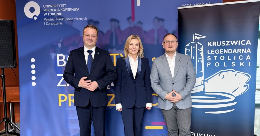 Stoją od lewej: burmistrz Kruszwicy Mikołaj Bogdanowicz, dr hab. Marlena Ciechan-Kujawa, prof. UMK i  prof. dr hab. Maciej Serowaniec